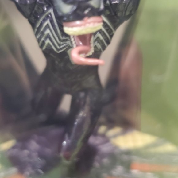 Venom (Titanium Series Die-Cast) - Picture 2 of 11